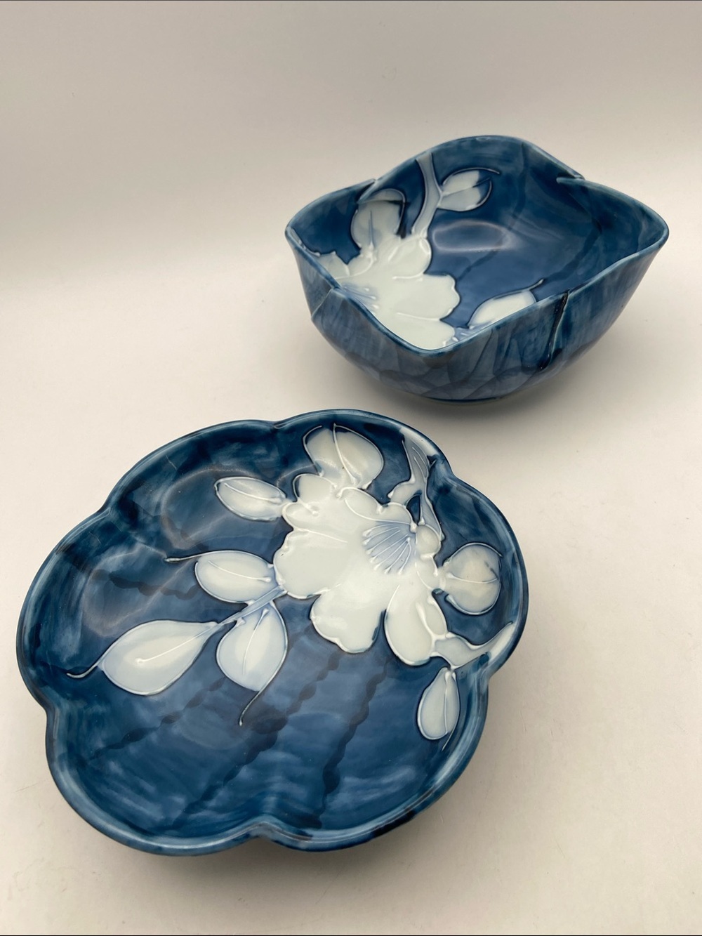 Rate Vintage Japanese Porcelain Signed Arita Lotus Pedestal Bowls 2 Piece Set